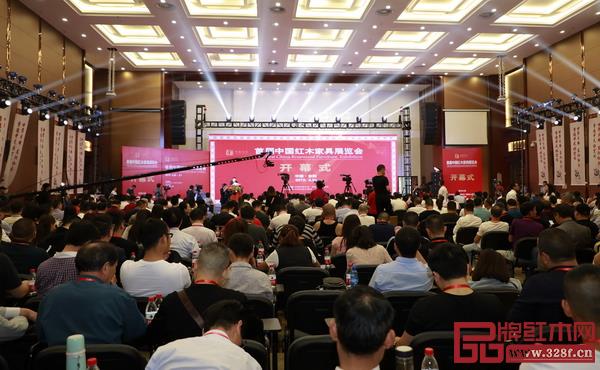 首屆中國(guó)紅木家具展覽會(huì)開幕式現(xiàn)場(chǎng) 首屆中國(guó)紅木家具展覽會(huì)開幕式現(xiàn)場(chǎng)