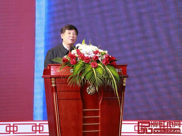 國(guó)家林業(yè)和草原局原總工程師、中國(guó)林產(chǎn)業(yè)聯(lián)合會(huì)常務(wù)副會(huì)長(zhǎng)封加平在首屆中國(guó)紅木家具展覽會(huì)開幕式上宣讀《關(guān)于組建“紅木家具產(chǎn)業(yè)國(guó)家創(chuàng)新聯(lián)盟”的決定》 國(guó)家林業(yè)和草原局原總工程師、中國(guó)林產(chǎn)業(yè)聯(lián)合會(huì)常務(wù)副會(huì)長(zhǎng)封加平在首屆中國(guó)紅木家具展覽會(huì)開幕式上宣讀《關(guān)于組建“紅木家具產(chǎn)業(yè)國(guó)家創(chuàng)新聯(lián)盟”的決定》