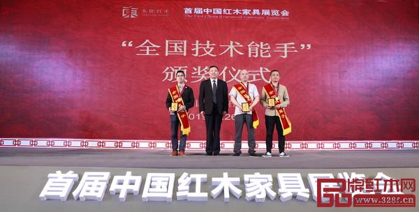 亞洲家具聯(lián)合會(huì)會(huì)長(zhǎng)、中國(guó)家具協(xié)會(huì)理事長(zhǎng)徐祥楠(左二)為“全國(guó)技術(shù)能手”獲獎(jiǎng)?wù)哳C發(fā)獎(jiǎng)牌和證書 亞洲家具聯(lián)合會(huì)會(huì)長(zhǎng)、中國(guó)家具協(xié)會(huì)理事長(zhǎng)徐祥楠(左二)為“全國(guó)技術(shù)能手”獲獎(jiǎng)?wù)哳C發(fā)獎(jiǎng)牌和證書