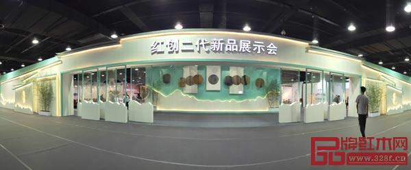 “紅創(chuàng)二代”新品展示會(huì)集中體現(xiàn)了東陽年輕紅木家具企業(yè)家們的創(chuàng)新思想和設(shè)計(jì)水平,成為參觀者關(guān)注的焦點(diǎn) “紅創(chuàng)二代”新品展示會(huì)集中體現(xiàn)了東陽年輕紅木家具企業(yè)家們的創(chuàng)新思想和設(shè)計(jì)水平,成為參觀者關(guān)注的焦點(diǎn)