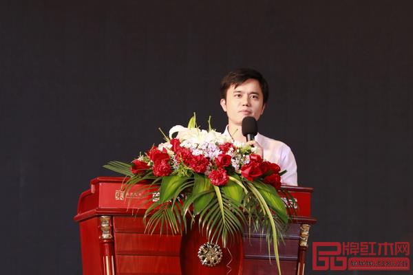全聯(lián)藝術(shù)紅木家具專業(yè)委員會(huì)執(zhí)行會(huì)長、騰訊家居紅木頻道總編林偉華進(jìn)行《紅木終端的全渠道營銷》主題分享