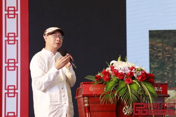 全聯(lián)藝術(shù)紅木家具專業(yè)委員會(huì)專家顧問、教育部教學(xué)改革示范專業(yè)“家具設(shè)計(jì)與制造”專業(yè)帶頭人彭亮進(jìn)行《未來生活方式與中式家具演變的新趨勢(shì)》主題分享