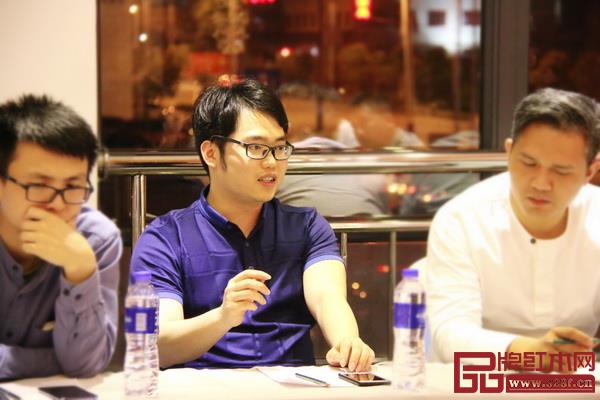  中山市大涌鎮(zhèn)青年企業(yè)家協(xié)會(huì)副會(huì)長(zhǎng)、中山富寶軒總經(jīng)理張奕海在會(huì)上發(fā)言