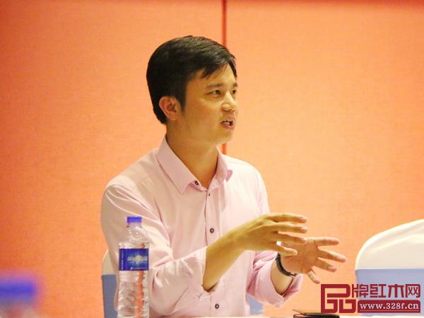 全聯(lián)藝術(shù)紅木家具專業(yè)委員會(huì)執(zhí)行會(huì)長(zhǎng)、騰訊家居紅木總編、中山市大涌鎮(zhèn)青年企業(yè)家協(xié)會(huì)常務(wù)副會(huì)長(zhǎng)、弘木傳媒CEO林偉華在會(huì)上發(fā)言