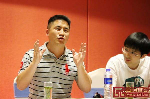  東陽市紅木家具行業(yè)協(xié)會(huì)青年企業(yè)家委員會(huì)主任、東陽雙洋紅木董事長(zhǎng)王海洋在會(huì)上發(fā)言