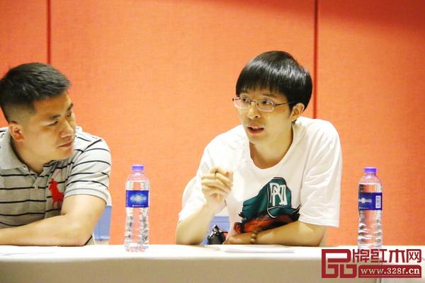 仙游中式美學(xué)研習(xí)社輪值社長(zhǎng)、仙游輝煌仙藝總經(jīng)理王俊德（右）在會(huì)上發(fā)言