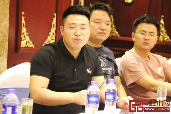 東陽漢府家具總經(jīng)理馬漢龍（左一）在會(huì)上發(fā)言