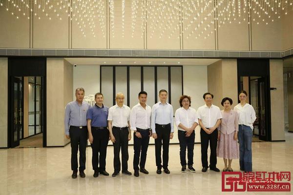 深圳市政協(xié)領(lǐng)導(dǎo)蒞臨戴為品牌生活館參觀指導(dǎo),對戴為尤品《藍(lán)山客廳系列》贊嘆不已 深圳市政協(xié)領(lǐng)導(dǎo)蒞臨戴為品牌生活館參觀指導(dǎo),對戴為尤品《藍(lán)山客廳系列》贊嘆不已
