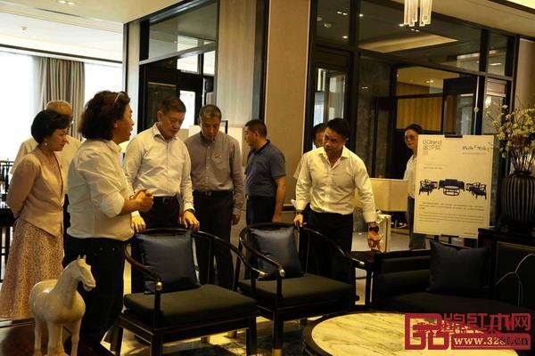 戴為尤品創(chuàng)始人戴愛國為深圳市政協(xié)政協(xié)黨組書記、主席戴北方(中)一行領(lǐng)導(dǎo)介紹《藍(lán)山客廳系列》 戴為尤品創(chuàng)始人戴愛國為深圳市政協(xié)政協(xié)黨組書記、主席戴北方(中)一行領(lǐng)導(dǎo)介紹《藍(lán)山客廳系列》