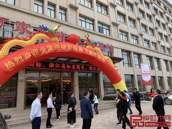 數(shù)百名經(jīng)銷商走訪東陽(yáng)紅木龍頭骨干企業(yè)萬(wàn)家宜 數(shù)百名經(jīng)銷商走訪東陽(yáng)紅木龍頭骨干企業(yè)萬(wàn)家宜