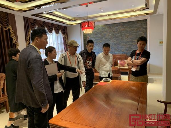 萬(wàn)家宜銷售員向到訪經(jīng)銷商講解萬(wàn)家宜的烘干工藝 萬(wàn)家宜銷售員向到訪經(jīng)銷商講解萬(wàn)家宜的烘干工藝