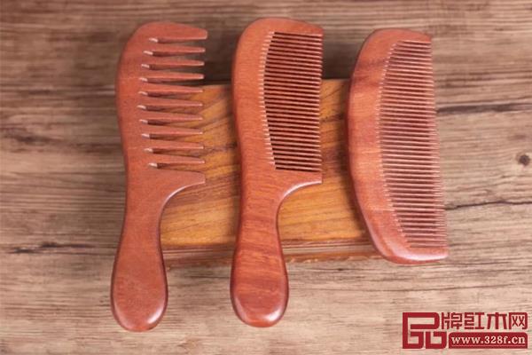 耕木坊紅木五一活動(dòng)期間，為進(jìn)店的母親送上精美紅木梳子一把?