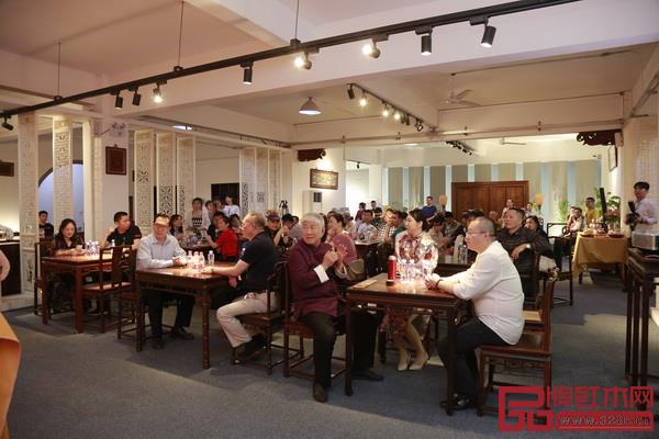 魯班木藝文化雅集暨周年慶典在魯班木藝明式家具館(廣州藝興)隆重舉行,現(xiàn)場高朋滿座 魯班木藝文化雅集暨周年慶典在魯班木藝明式家具館(廣州藝興)隆重舉行,現(xiàn)場高朋滿座