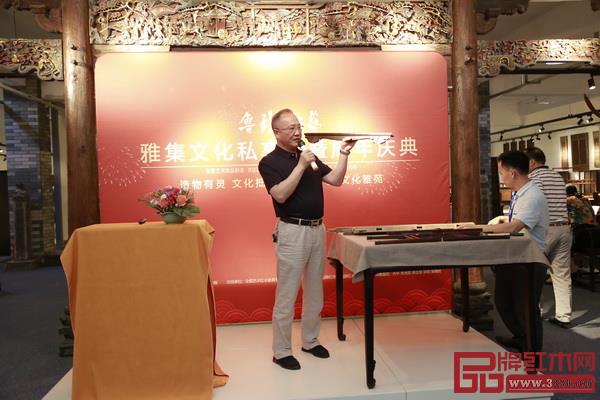 中國傳統(tǒng)工藝大師、全聯(lián)藝術紅木家具專業(yè)委員會主席團主席、魯班木藝董事長李愛金現(xiàn)場分享《論明式家具榫卯結構的傳承與改良》 中國傳統(tǒng)工藝大師、全聯(lián)藝術紅木家具專業(yè)委員會主席團主席、魯班木藝董事長李愛金現(xiàn)場分享《論明式家具榫卯結構的傳承與改良》