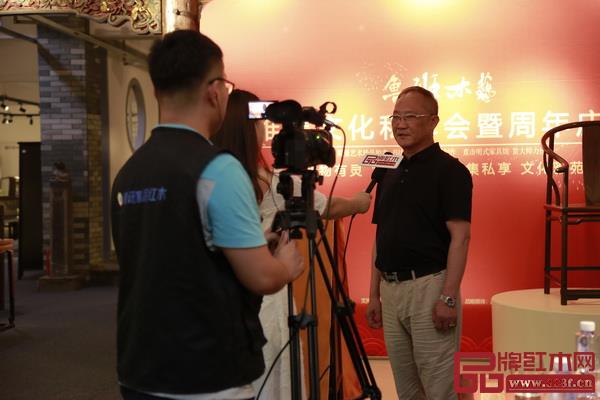 中國傳統(tǒng)工藝大師、全聯(lián)藝術紅木家具專業(yè)委員會主席團主席、魯班木藝董事長李愛金接受品牌紅木和騰訊家居紅木聯(lián)合采訪 中國傳統(tǒng)工藝大師、全聯(lián)藝術紅木家具專業(yè)委員會主席團主席、魯班木藝董事長李愛金接受品牌紅木和騰訊家居紅木聯(lián)合采訪