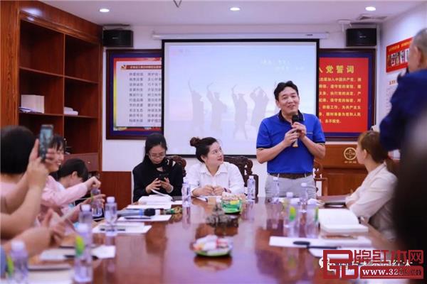 “五四百年”詩歌賞析會現(xiàn)場，大家暢所欲言