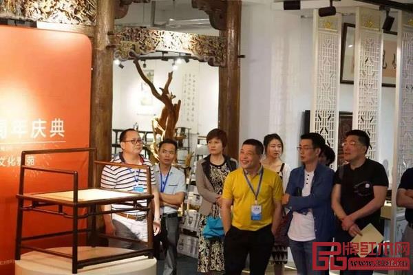 魯班木藝文化雅集暨周年慶典在魯班木藝明式家具館(廣州藝興)隆重舉行,現(xiàn)場高朋滿座 魯班木藝文化雅集暨周年慶典在魯班木藝明式家具館(廣州藝興)隆重舉行,現(xiàn)場高朋滿座