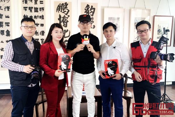 拍攝花絮：葉茂中（左三）與《大咖之聲》欄目團隊合影留念