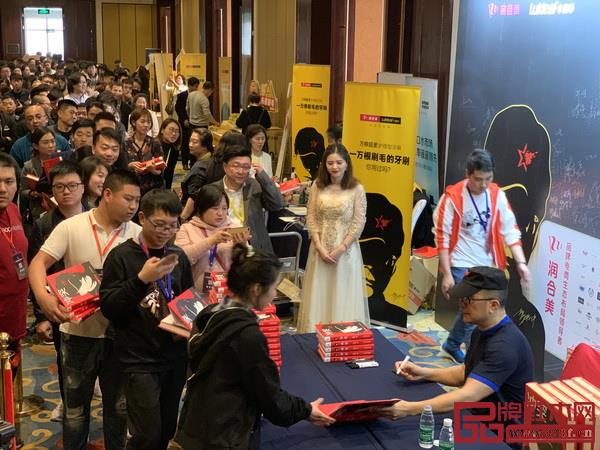 《沖突》簽售會現(xiàn)場人氣火爆 《沖突》簽售會現(xiàn)場人氣火爆