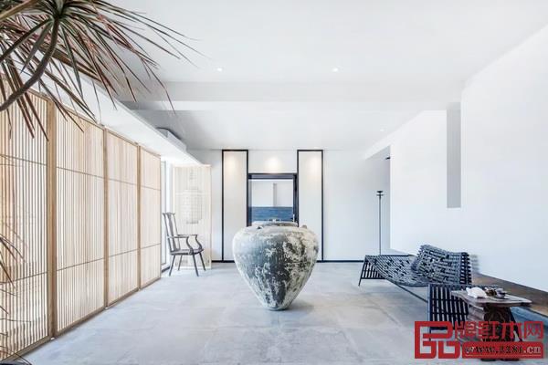 在同一個(gè)區(qū)域設(shè)置3處視覺(jué)焦點(diǎn)，前后形成層次感