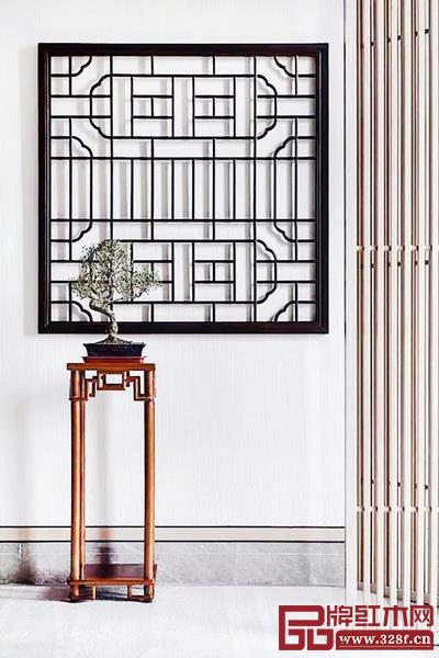 玄關(guān)設(shè)計(jì)中使用線(xiàn)條隔層，搭配窗格、花幾等小物件，打造空間美感