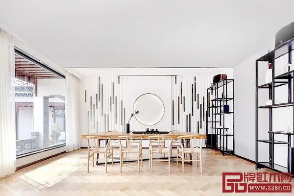 書(shū)房的墻面使用交錯(cuò)的黑白線(xiàn)條裝飾，與書(shū)柜交相輝映，家居空間更顯大氣