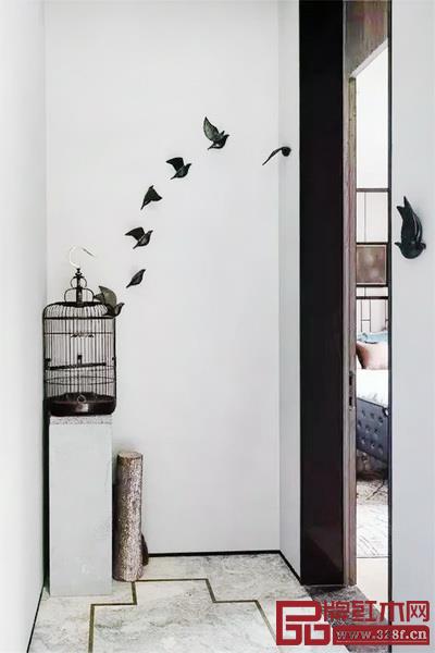 擺放鳥(niǎo)籠、松枝等物件，搭配墻面的飛鳥(niǎo)畫(huà)面，趣味又更顯空間感
