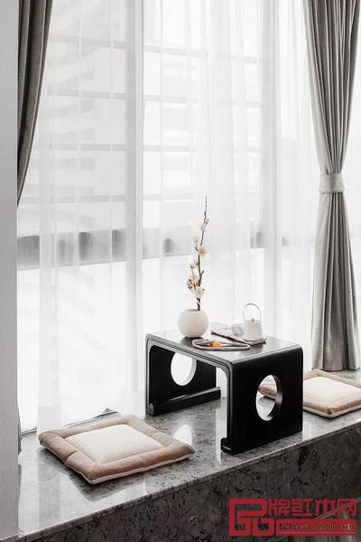 紗簾營(yíng)造出朦朧的氛圍別具雅致風(fēng)情