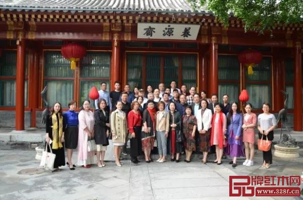 參加紅寶軒百寶嵌鑒賞會全體人員大合照 參加紅寶軒百寶嵌鑒賞會全體人員大合照