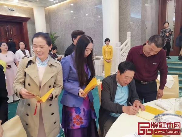 受邀專家學(xué)者為參會人員簽名留念 受邀專家學(xué)者為參會人員簽名留念