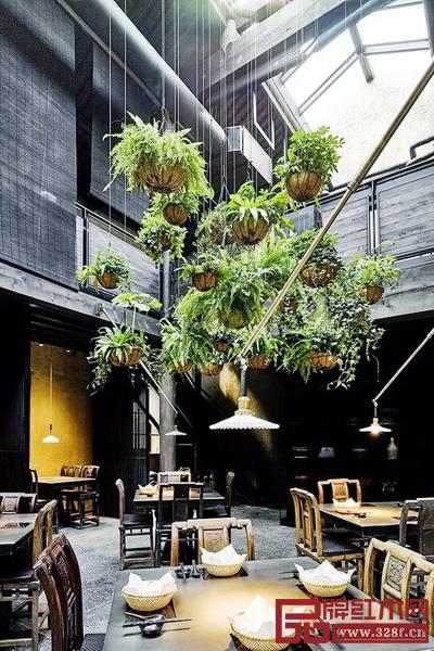 在不舍野馬嶺民宿中,中式家具被完好地繼承與發(fā)揚(yáng),客房的設(shè)計簡潔而有溫度,提供了舒適的生活體驗(yàn) 在不舍野馬嶺民宿中,中式家具被完好地繼承與發(fā)揚(yáng),客房的設(shè)計簡潔而有溫度,提供了舒適的生活體驗(yàn)