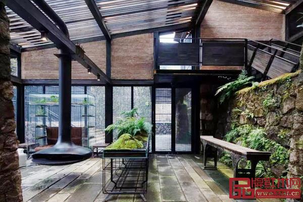 在不舍野馬嶺民宿中,中式家具被完好地繼承與發(fā)揚(yáng),客房的設(shè)計簡潔而有溫度,提供了舒適的生活體驗(yàn) 在不舍野馬嶺民宿中,中式家具被完好地繼承與發(fā)揚(yáng),客房的設(shè)計簡潔而有溫度,提供了舒適的生活體驗(yàn)