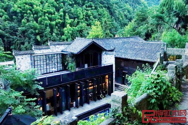 在不舍野馬嶺民宿中,中式家具被完好地繼承與發(fā)揚(yáng),客房的設(shè)計簡潔而有溫度,提供了舒適的生活體驗(yàn) 在不舍野馬嶺民宿中,中式家具被完好地繼承與發(fā)揚(yáng),客房的設(shè)計簡潔而有溫度,提供了舒適的生活體驗(yàn)