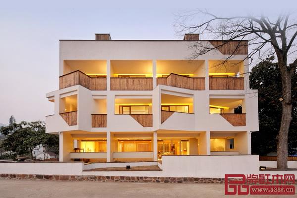 云見民宿室內(nèi)選取的卵石、土布,現(xiàn)場設(shè)計、制作的家具陳設(shè)使用當(dāng)?shù)夭鸪睦夏靖闹?,使這些平面上看起來近似的客房在實(shí)際體驗(yàn)中別具一格 云見民宿室內(nèi)選取的卵石、土布,現(xiàn)場設(shè)計、制作的家具陳設(shè)使用當(dāng)?shù)夭鸪睦夏靖闹疲惯@些平面上看起來近似的客房在實(shí)際體驗(yàn)中別具一格