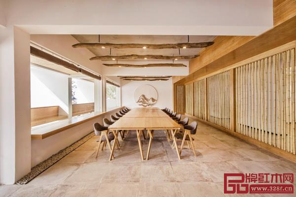 云見民宿室內(nèi)選取的卵石、土布,現(xiàn)場設(shè)計、制作的家具陳設(shè)使用當(dāng)?shù)夭鸪睦夏靖闹疲惯@些平面上看起來近似的客房在實(shí)際體驗(yàn)中別具一格 云見民宿室內(nèi)選取的卵石、土布,現(xiàn)場設(shè)計、制作的家具陳設(shè)使用當(dāng)?shù)夭鸪睦夏靖闹疲惯@些平面上看起來近似的客房在實(shí)際體驗(yàn)中別具一格