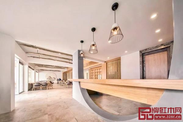 云見民宿室內(nèi)選取的卵石、土布,現(xiàn)場設(shè)計、制作的家具陳設(shè)使用當(dāng)?shù)夭鸪睦夏靖闹?,使這些平面上看起來近似的客房在實(shí)際體驗(yàn)中別具一格 云見民宿室內(nèi)選取的卵石、土布,現(xiàn)場設(shè)計、制作的家具陳設(shè)使用當(dāng)?shù)夭鸪睦夏靖闹?,使這些平面上看起來近似的客房在實(shí)際體驗(yàn)中別具一格