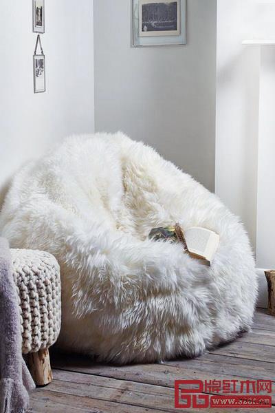 如今款式多樣的懶人沙發(fā),前身是薩科著名的豆袋椅,早在1968年,它就以可隨處移動(dòng)、貼合人體的多形態(tài)見(jiàn)證了對(duì)輕和舒適的追求 如今款式多樣的懶人沙發(fā),前身是薩科著名的豆袋椅,早在1968年,它就以可隨處移動(dòng)、貼合人體的多形態(tài)見(jiàn)證了對(duì)輕和舒適的追求