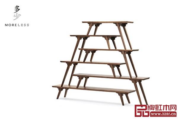 “多少”的品牌理念從“少即是多(Less is more)” 以及老子“洼則盈,敝則新,少則得,多則惑”中獲得啟示,“疊羅漢”書(shū)架通過(guò)設(shè)計(jì),一改重量疊加的感覺(jué),給人輕巧之感 “多少”的品牌理念從“少即是多(Less is more)” 以及老子“洼則盈,敝則新,少則得,多則惑”中獲得啟示,“疊羅漢”書(shū)架通過(guò)設(shè)計(jì),一改重量疊加的感覺(jué),給人輕巧之感