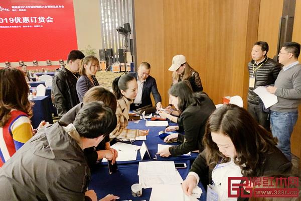 優(yōu)惠訂貨環(huán)節(jié)上，經(jīng)銷商現(xiàn)場刷卡下單，場面火爆