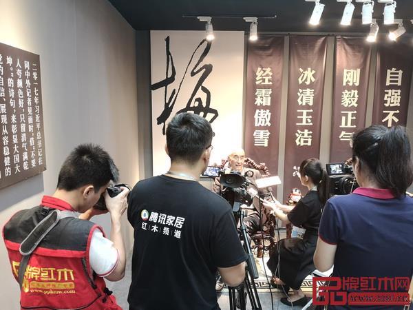 中國(guó)傳統(tǒng)工藝大師、深圳宜雅泰和園董事長(zhǎng)邵湘文接受騰訊家居、品牌紅木等媒體聯(lián)合采訪 中國(guó)傳統(tǒng)工藝大師、深圳宜雅泰和園董事長(zhǎng)邵湘文接受騰訊家居、品牌紅木等媒體聯(lián)合采訪