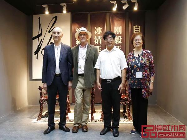 深圳市委原副書記、深圳市商業(yè)聯(lián)合會(huì)會(huì)長(zhǎng)莊禮祥(右二),中國(guó)人民大學(xué)教授、博士生導(dǎo)師、深圳市政協(xié)原副主席邵漢青(右一),國(guó)際收藏家、加州中國(guó)古家具博物館原館長(zhǎng)柯惕思(左二)受邀出席首發(fā)儀式,并與中國(guó)傳統(tǒng)工藝大師、深圳泰和園董事長(zhǎng)邵湘文合影 深圳市委原副書記、深圳市商業(yè)聯(lián)合會(huì)會(huì)長(zhǎng)莊禮祥(右二),中國(guó)人民大學(xué)教授、博士生導(dǎo)師、深圳市政協(xié)原副主席邵漢青(右一),國(guó)際收藏家、加州中國(guó)古家具博物館原館長(zhǎng)柯惕思(左二)受邀出席首發(fā)儀式,并與中國(guó)傳統(tǒng)工藝大師、深圳泰和園董事長(zhǎng)邵湘文合影
