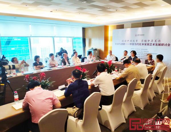 《傳承與創(chuàng)新——中國(guó)當(dāng)代紅木家具藝術(shù)發(fā)展研討會(huì)》現(xiàn)場(chǎng) 《傳承與創(chuàng)新——中國(guó)當(dāng)代紅木家具藝術(shù)發(fā)展研討會(huì)》現(xiàn)場(chǎng)