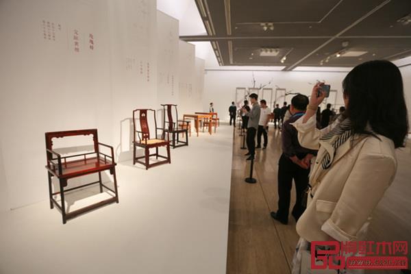 “工匠精神·蘇藝:韓建賢蘇式家具展”現(xiàn)場(chǎng)(圖片來(lái)自:中國(guó)美術(shù)館) “工匠精神·蘇藝:韓建賢蘇式家具展”現(xiàn)場(chǎng)(圖片來(lái)自:中國(guó)美術(shù)館)