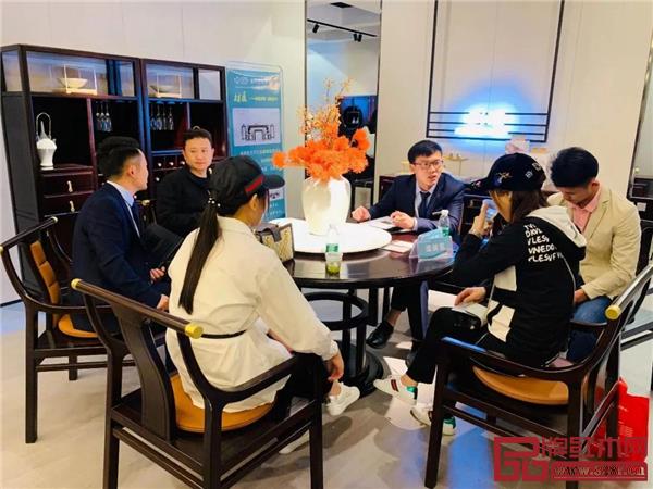 【卓閱】亮相1號新中式品牌館,現(xiàn)場人流如織 【卓閱】亮相1號新中式品牌館,現(xiàn)場人流如織