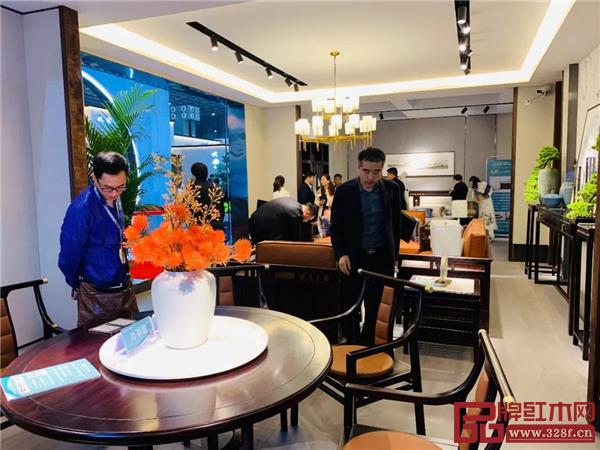 【卓閱】亮相1號新中式品牌館,現(xiàn)場人流如織 【卓閱】亮相1號新中式品牌館,現(xiàn)場人流如織