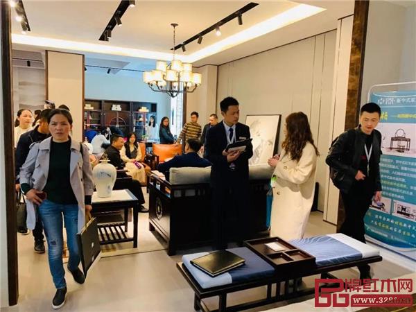 【卓閱】展館內(nèi)洽談加盟的意向經(jīng)銷商絡(luò)繹不絕 【卓閱】展館內(nèi)洽談加盟的意向經(jīng)銷商絡(luò)繹不絕