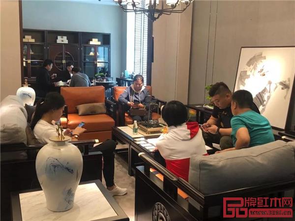 【卓閱】展館內(nèi)洽談加盟的意向經(jīng)銷商絡(luò)繹不絕 【卓閱】展館內(nèi)洽談加盟的意向經(jīng)銷商絡(luò)繹不絕