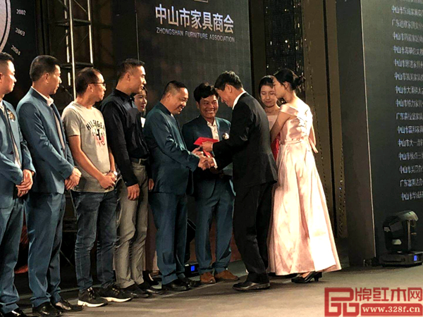 匠心同筑，一品居家具方達良榮獲“杰出貢獻獎”