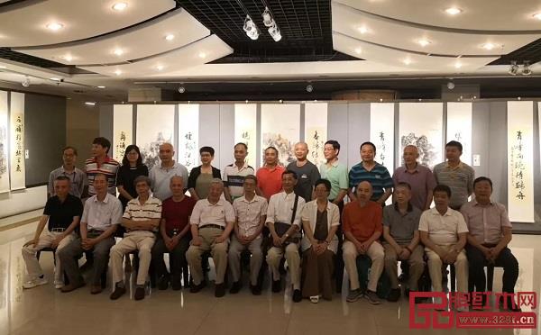 中堂對聯(lián)詩書畫展嘉賓大合影 中堂對聯(lián)詩書畫展嘉賓大合影