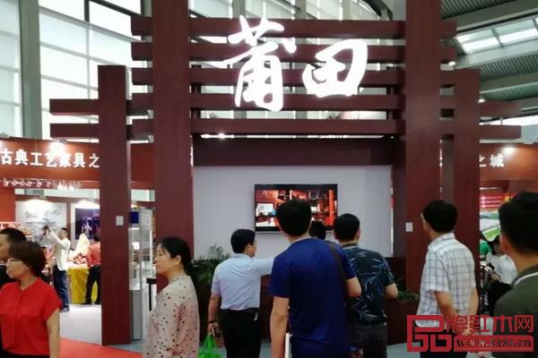 莆田館展廳的獨(dú)特設(shè)計吸引了許多游客駐足觀看 莆田館展廳的獨(dú)特設(shè)計吸引了許多游客駐足觀看